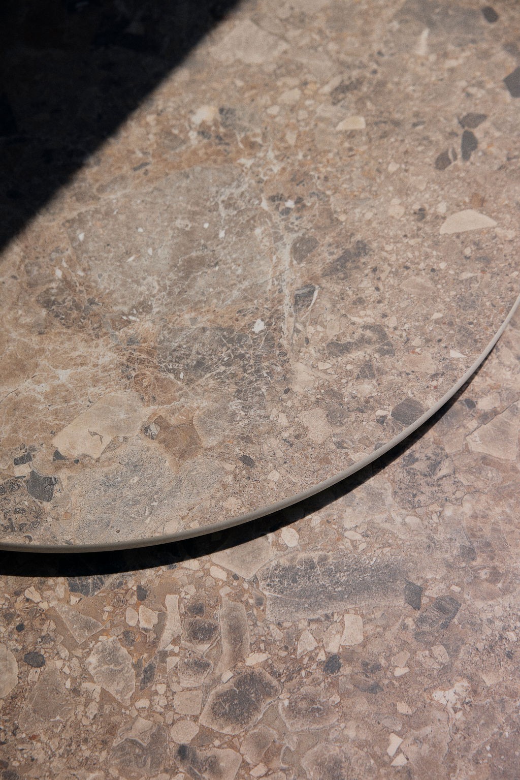 Detailaufnahmen von Metall, Stein und Holz, die den hochwertigen und nachhaltigen Charakter zeigen.