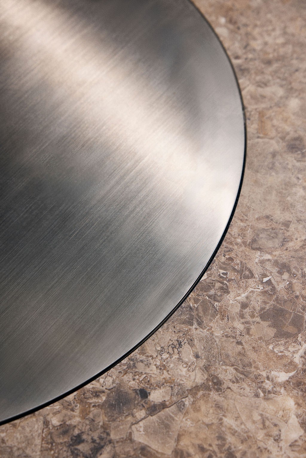 Detailaufnahmen von Metall, Stein und Holz, die den hochwertigen und nachhaltigen Charakter zeigen.