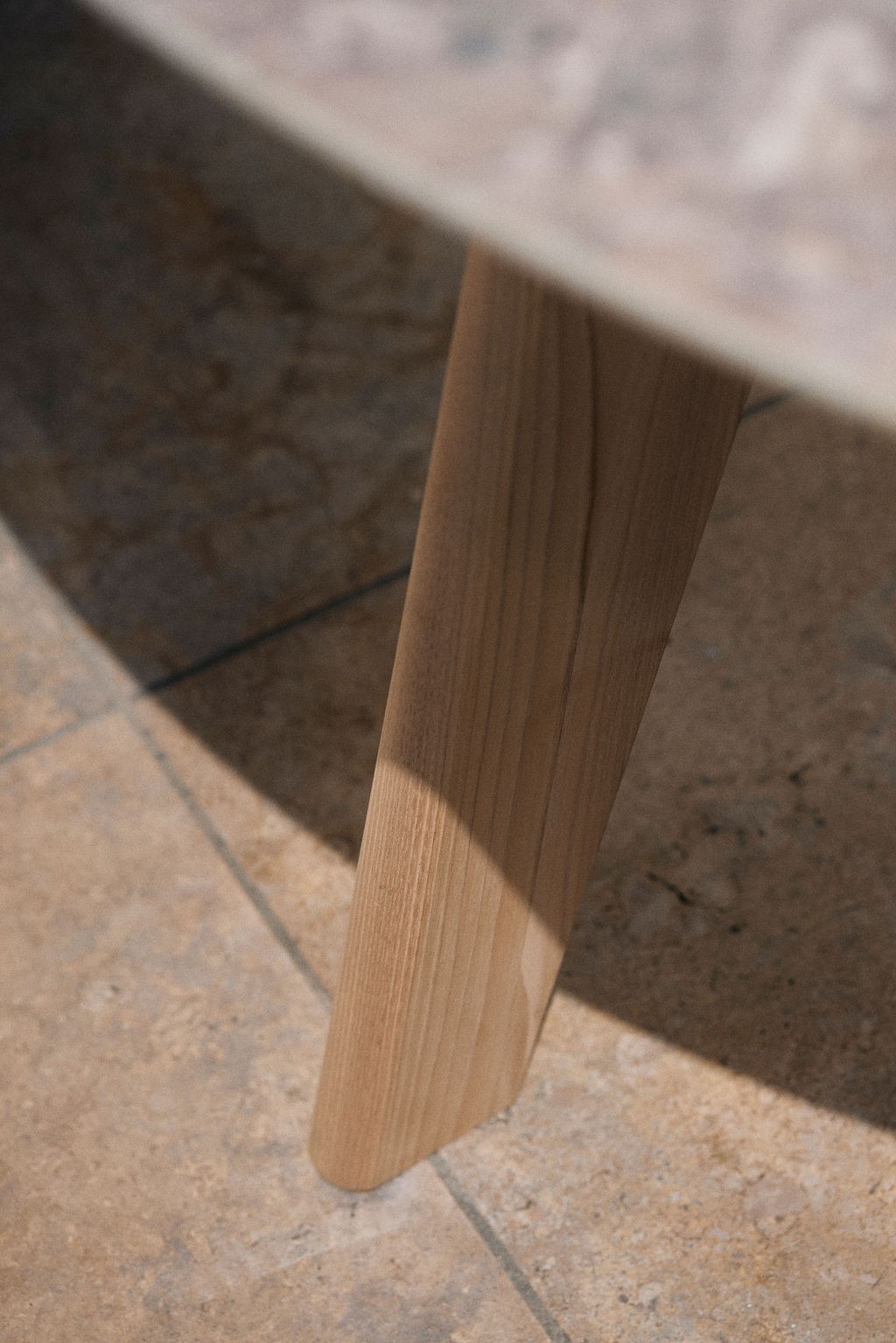 Detailaufnahmen von Metall, Stein und Holz, die den hochwertigen und nachhaltigen Charakter zeigen.