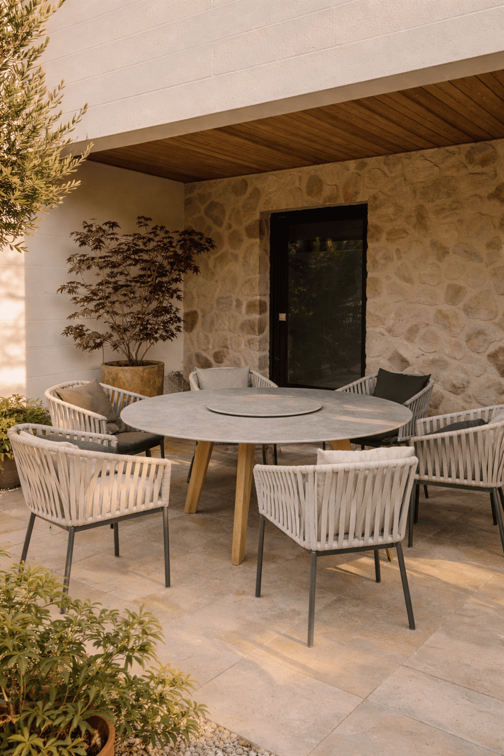 Detailaufnahmen von Metall, Stein und Holz, die den hochwertigen und nachhaltigen Charakter zeigen.