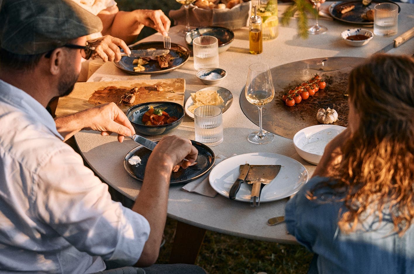 Friends eating together at the laid Q-Olento