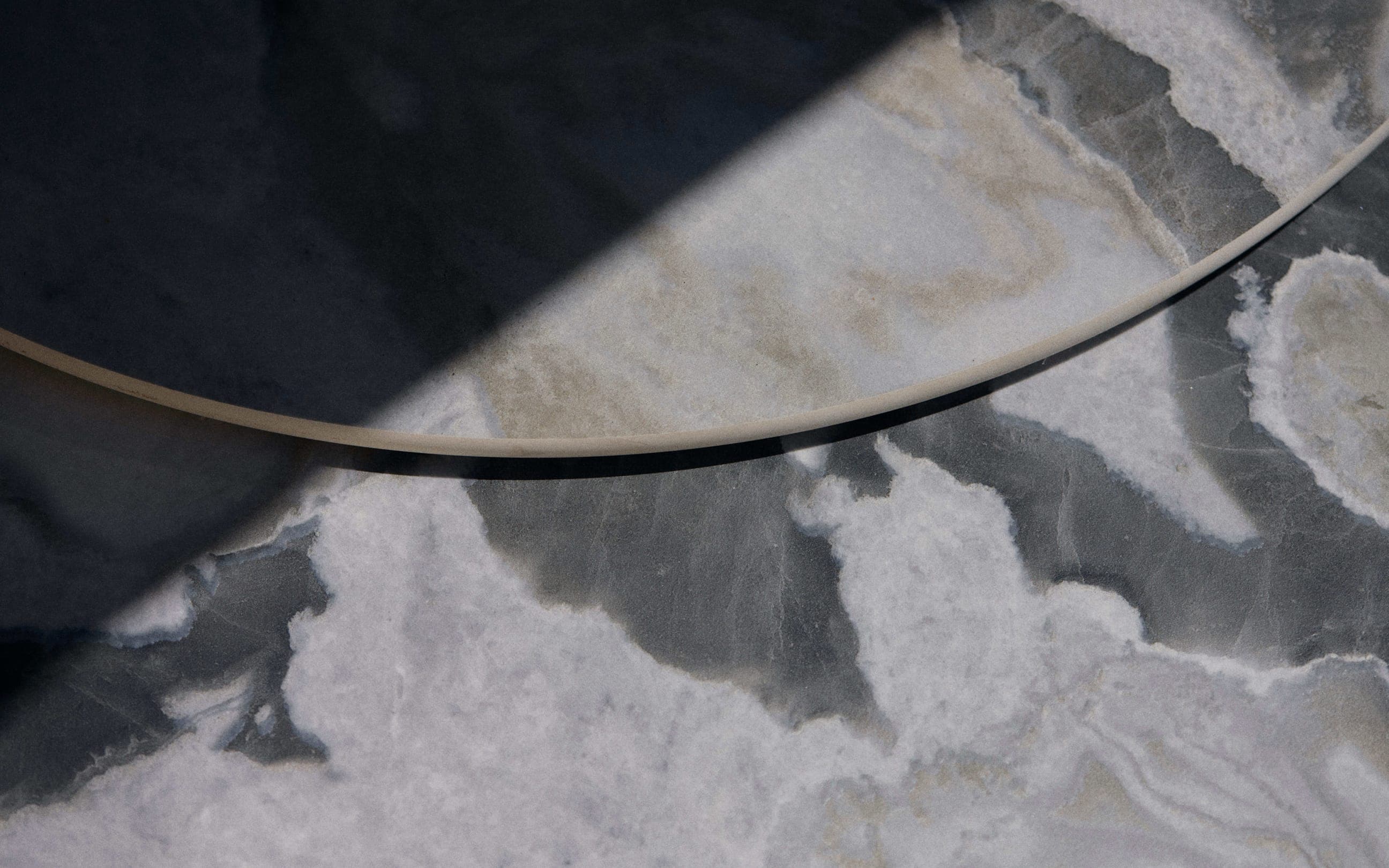 Detail of the Q-Olento’s ceramic tabletop