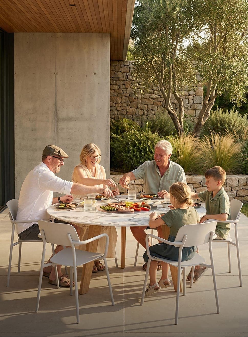 A family at the Q-Olento table