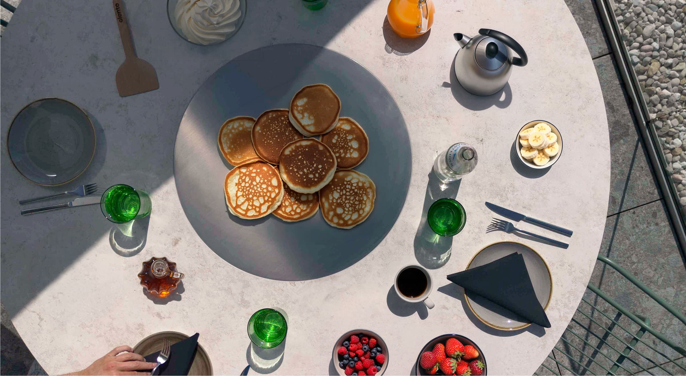 Fluffige Pancakes mit Beeren auf der Olento-Teppanyaki-Platte