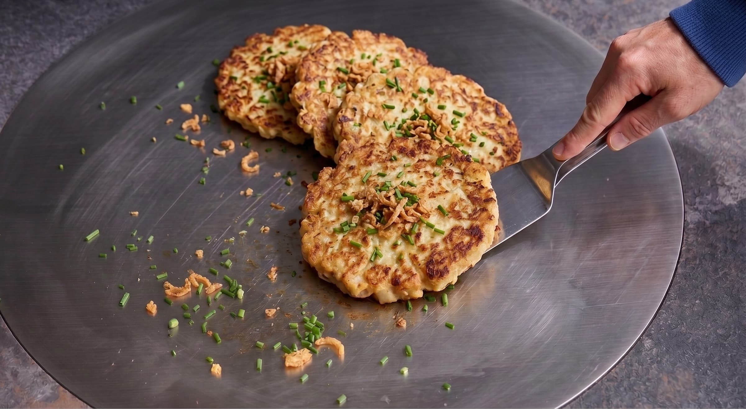 Knusprige Kaspressknödel mit Blattsalat auf der Olento-Teppanyaki-Platte