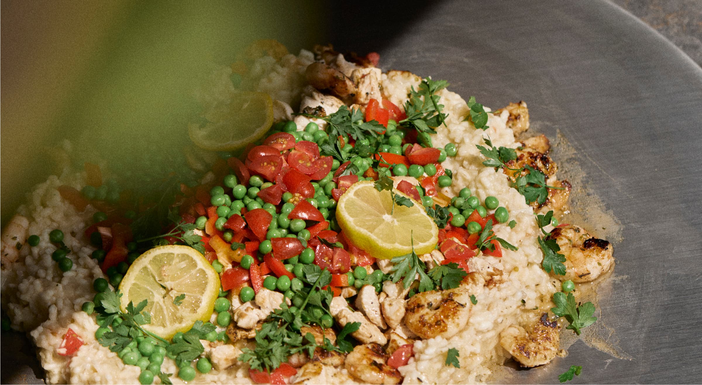 Paella mit Garnelen, Hähnchen und Erbsen auf der Olento-Teppanyaki-Platte
