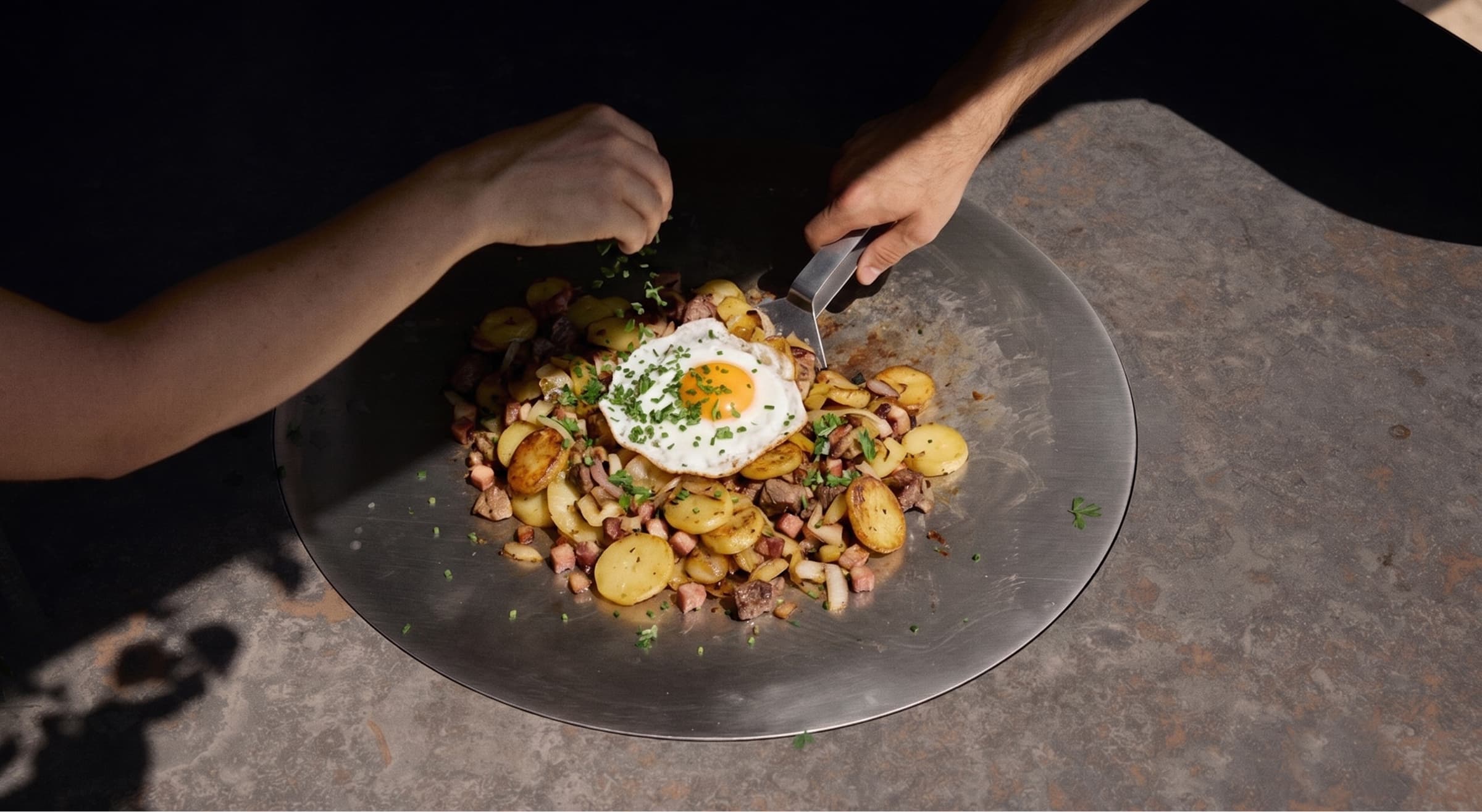 Tyrolean Gröstl with a fried egg on the Q-Olento teppanyaki plate